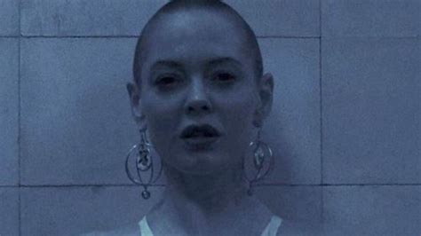 Rose McGowan posts nippleless pic